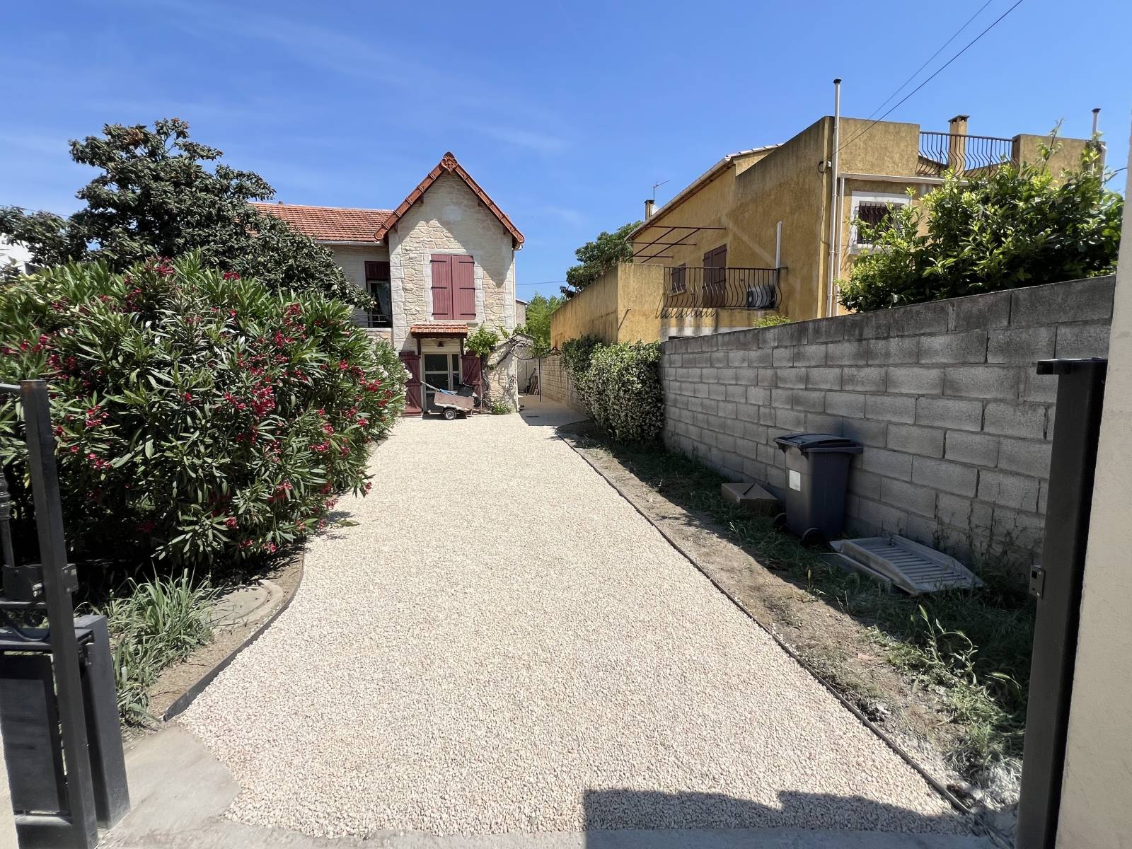 Pose graviers de finition pour entrée de villa 