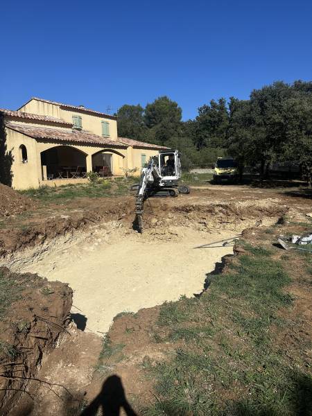 Réalisation d’un trou de piscine à la mini pelle avec évacuation des déblais sur la commune de Rognes à coté d'Aix-en-Provence
